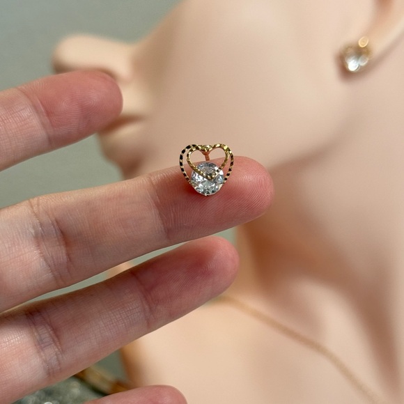 ⚜️❤️🔥 Elegant Gold Heart Stud Earrings 💫💎 - Picture 3 of 9